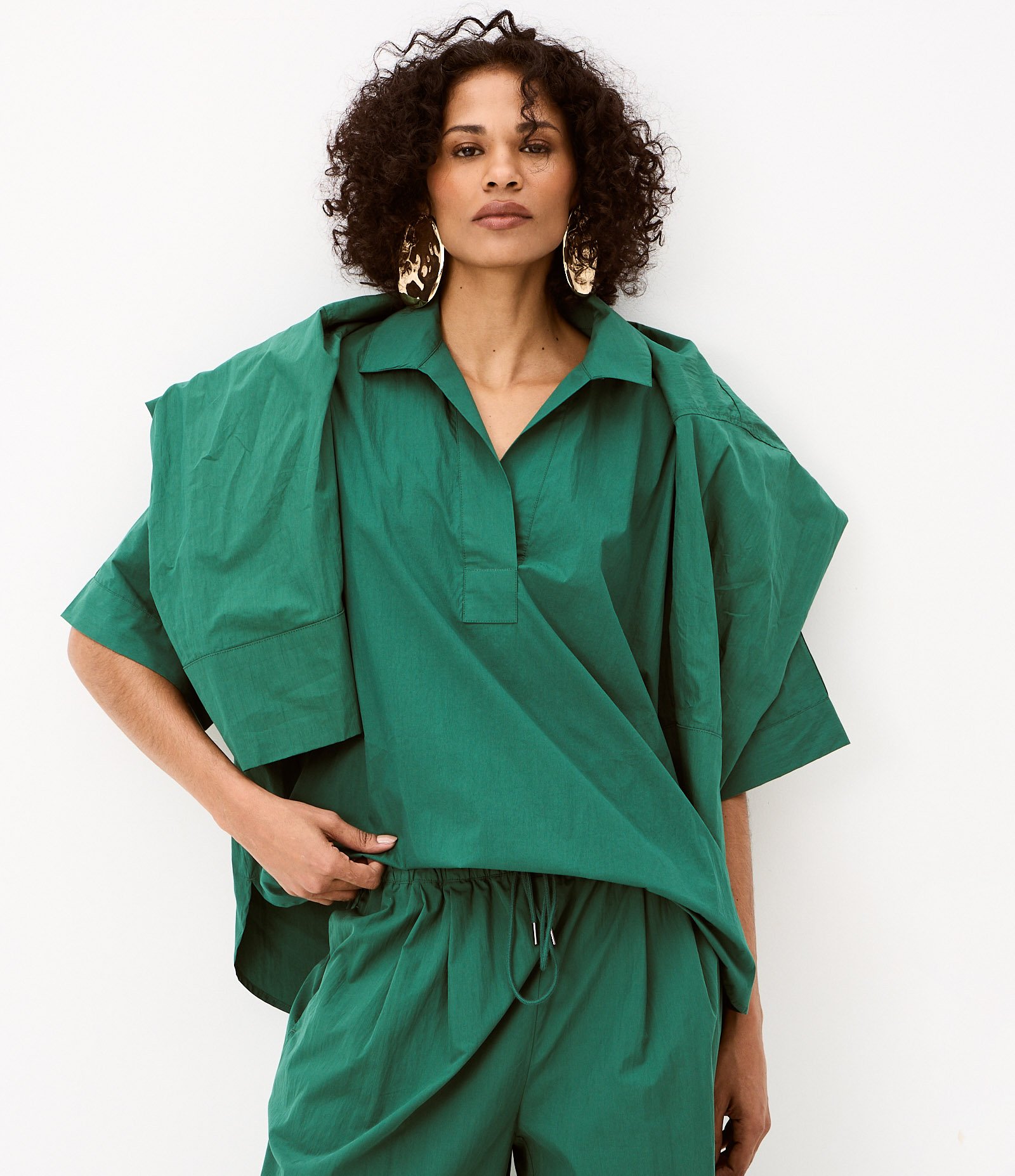 Blusa Oversized em Tricoline com Gola Clássica Verde 1