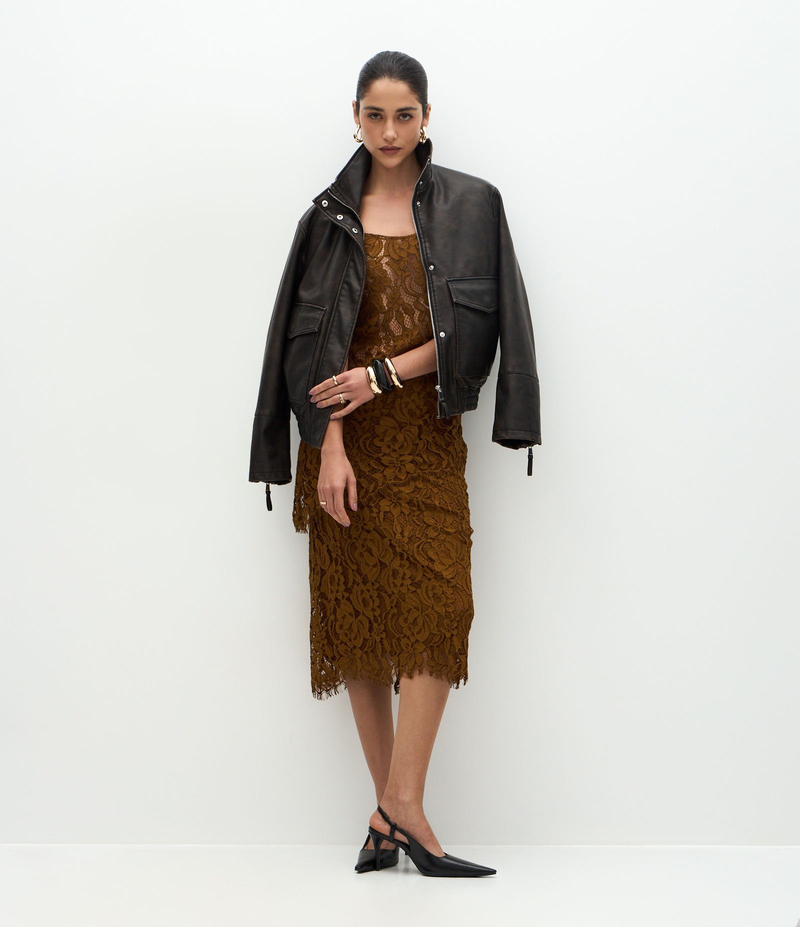 Saia Midi em Renda com Textura Floral e Fenda Marrom 1