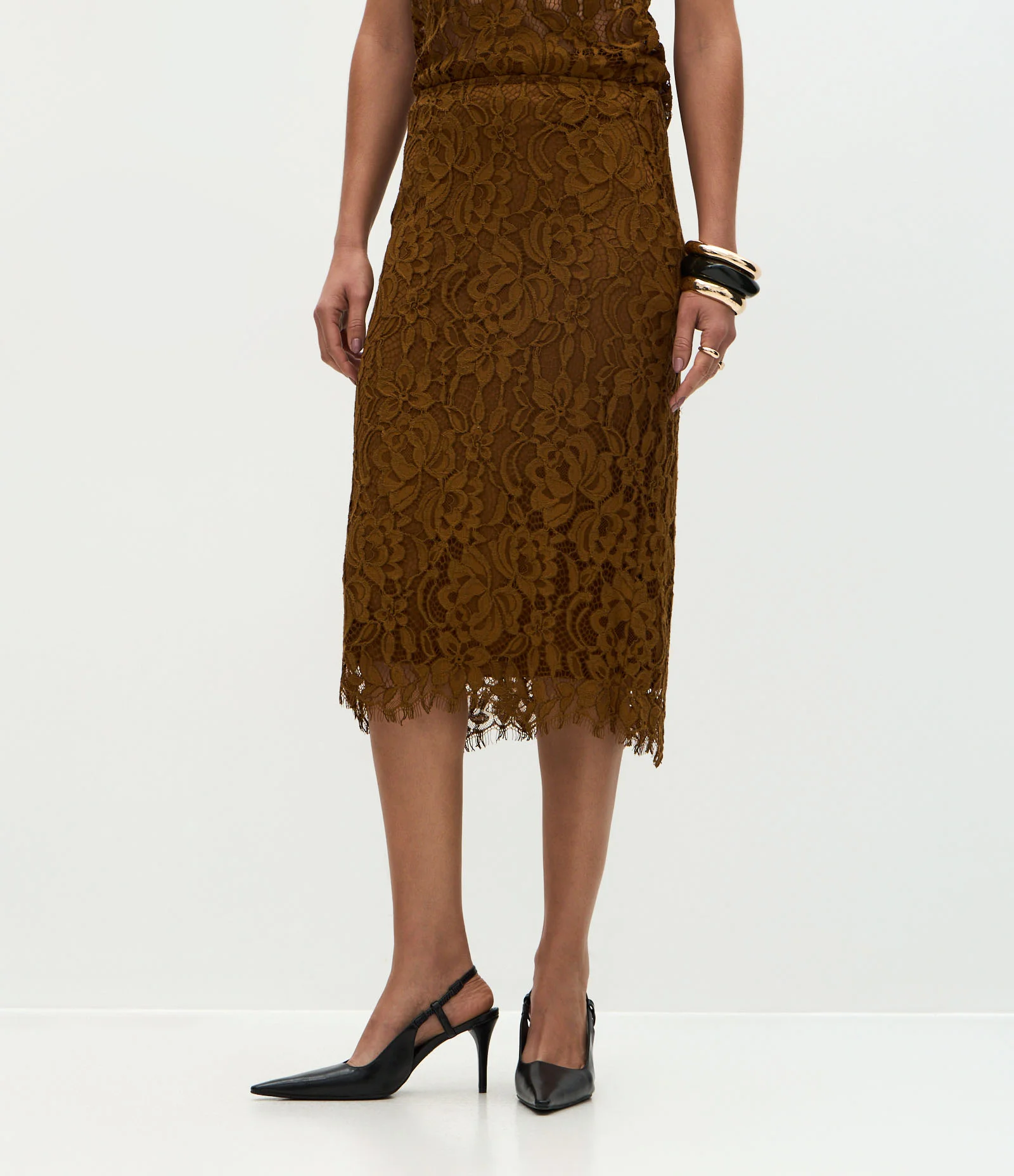 Saia Midi em Renda com Textura Floral e Fenda Marrom 3