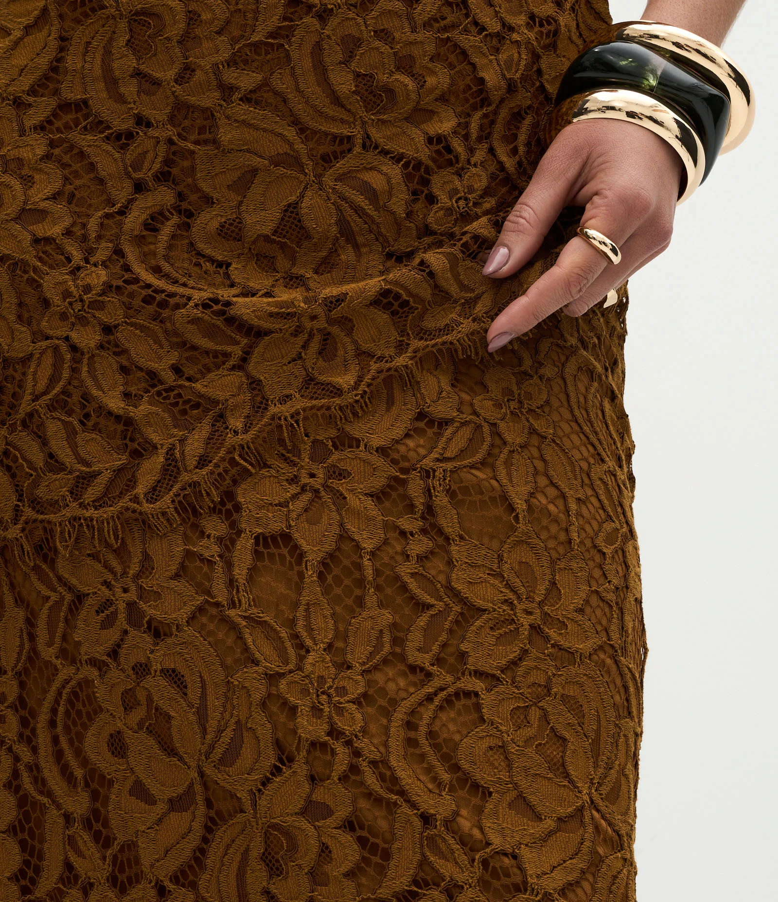 Saia Midi em Renda com Textura Floral e Fenda Marrom 4