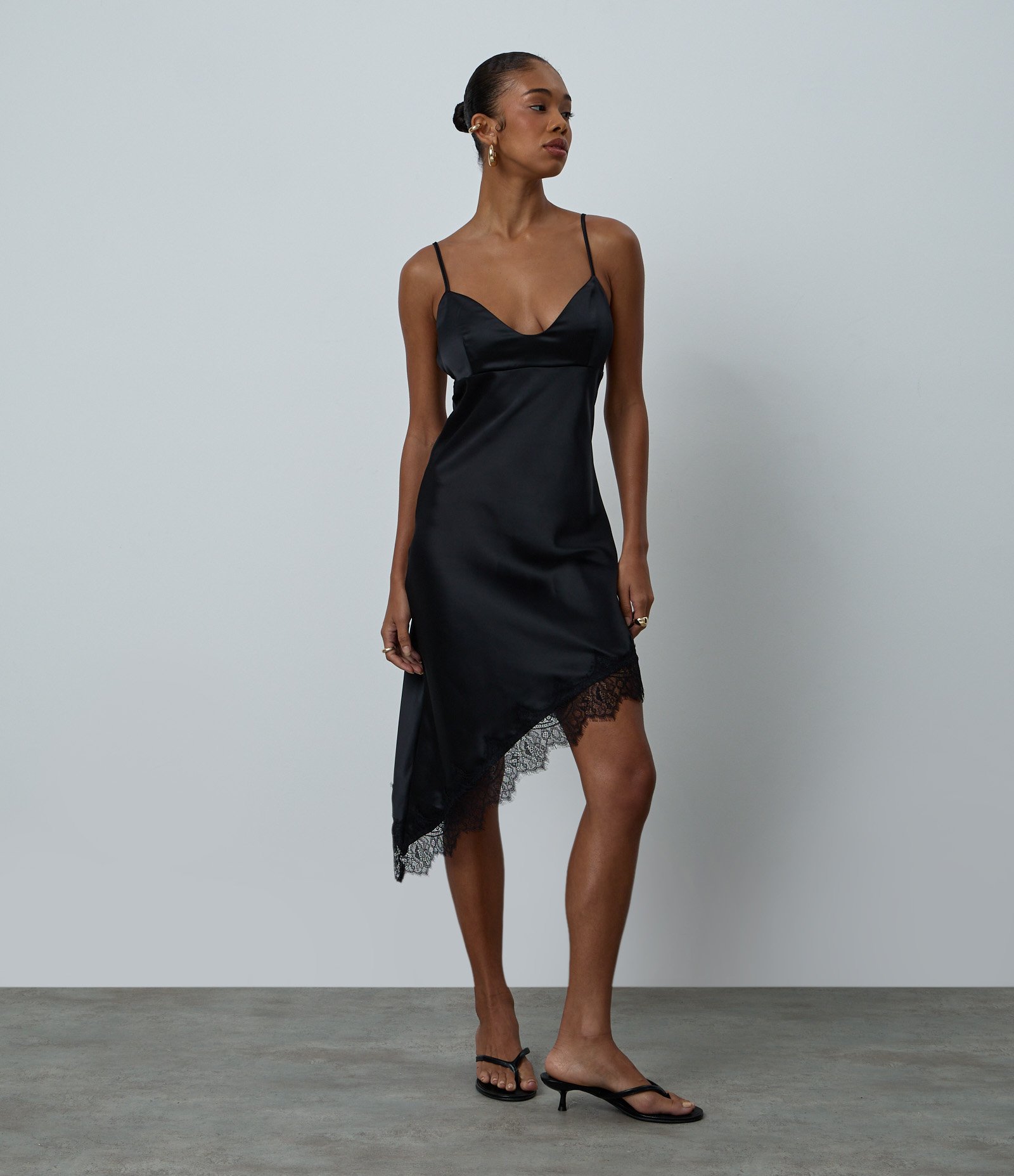 Vestido Midi em Cetim com Renda e Barra Assimétrica Preto 1