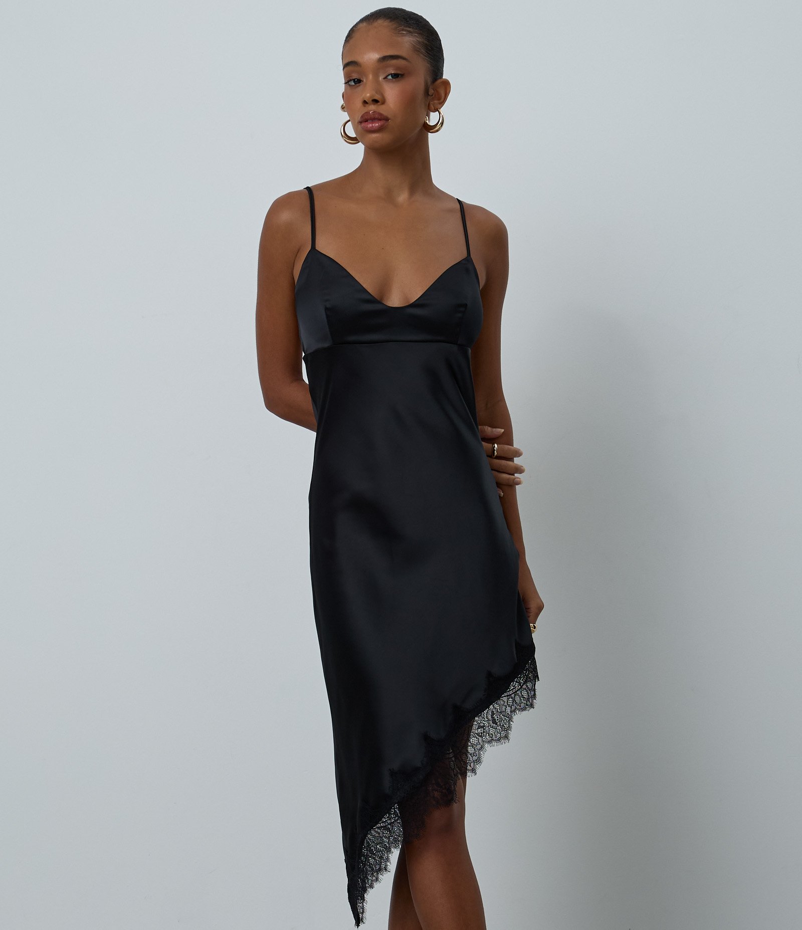 Vestido Midi em Cetim com Renda e Barra Assimétrica Preto 2