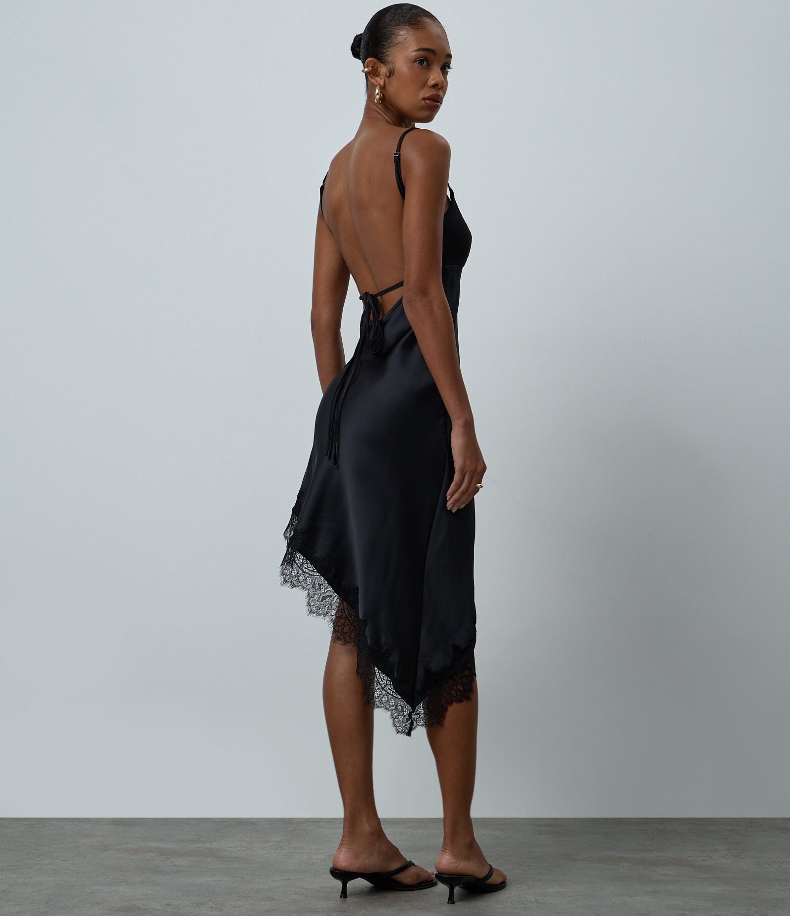 Vestido Midi em Cetim com Renda e Barra Assimétrica Preto 3