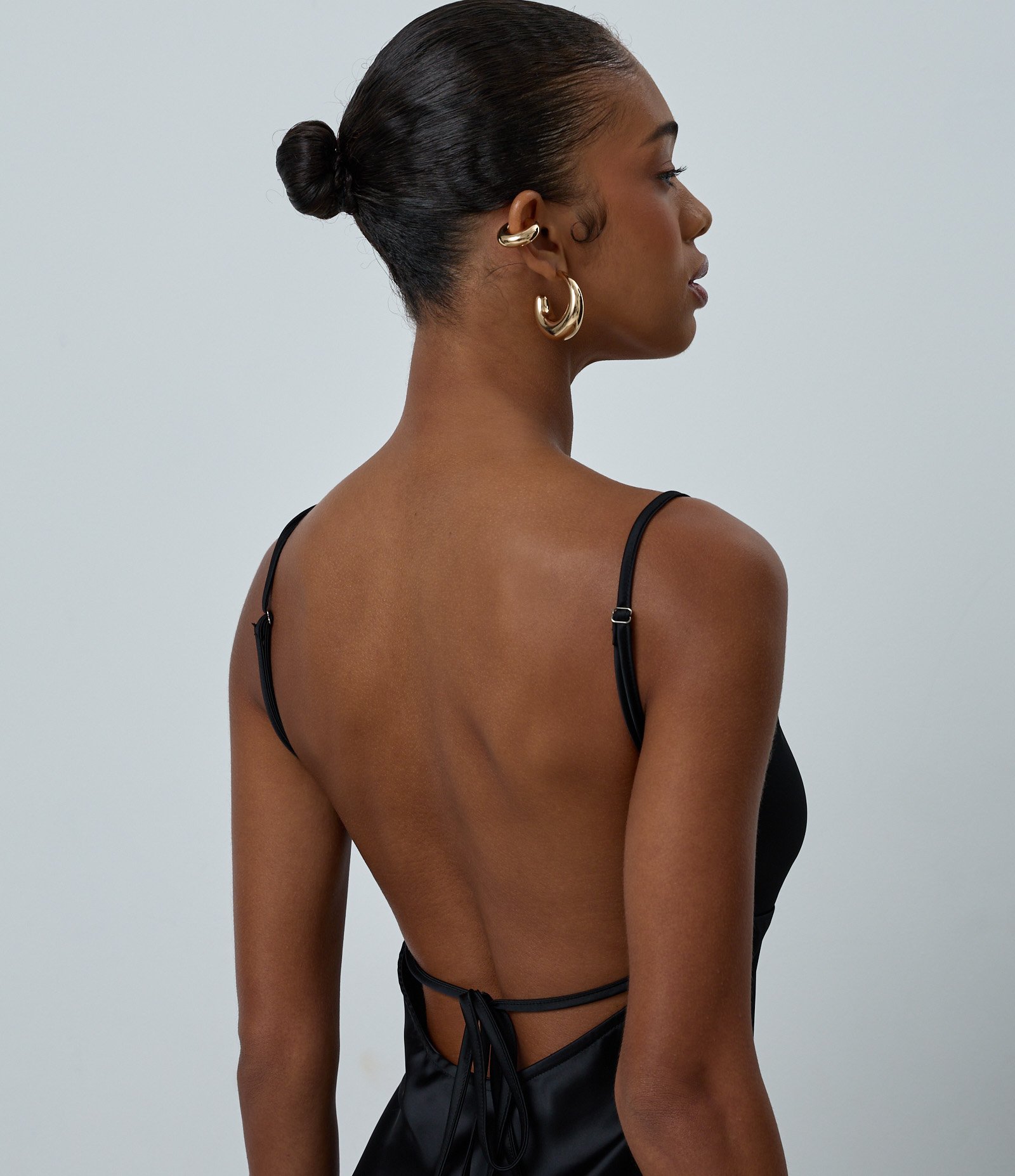 Vestido Midi em Cetim com Renda e Barra Assimétrica Preto 4