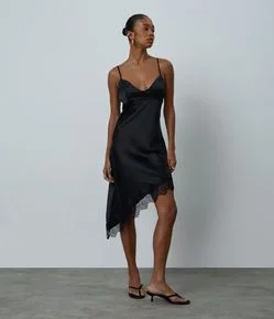 Vestido Midi em Cetim com Renda e Barra Assimétrica