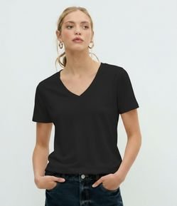 Camiseta em Heavy Cotton com Gola V