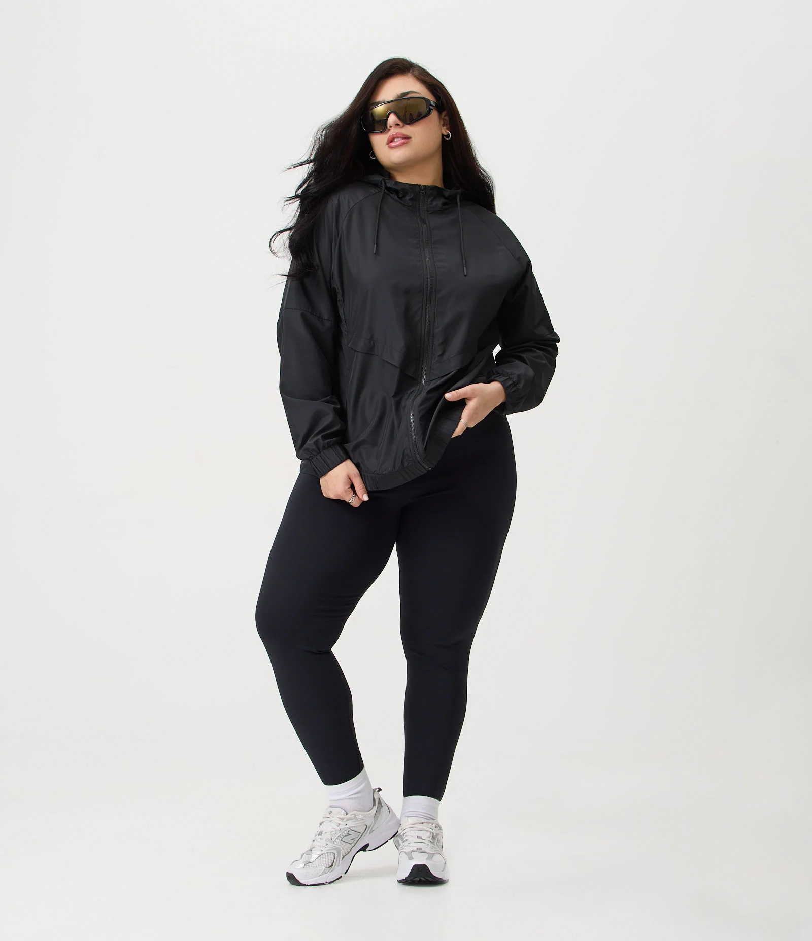 Jaqueta Quebra Vento com Capuz e Zíper Curve & Plus Size Preto 2