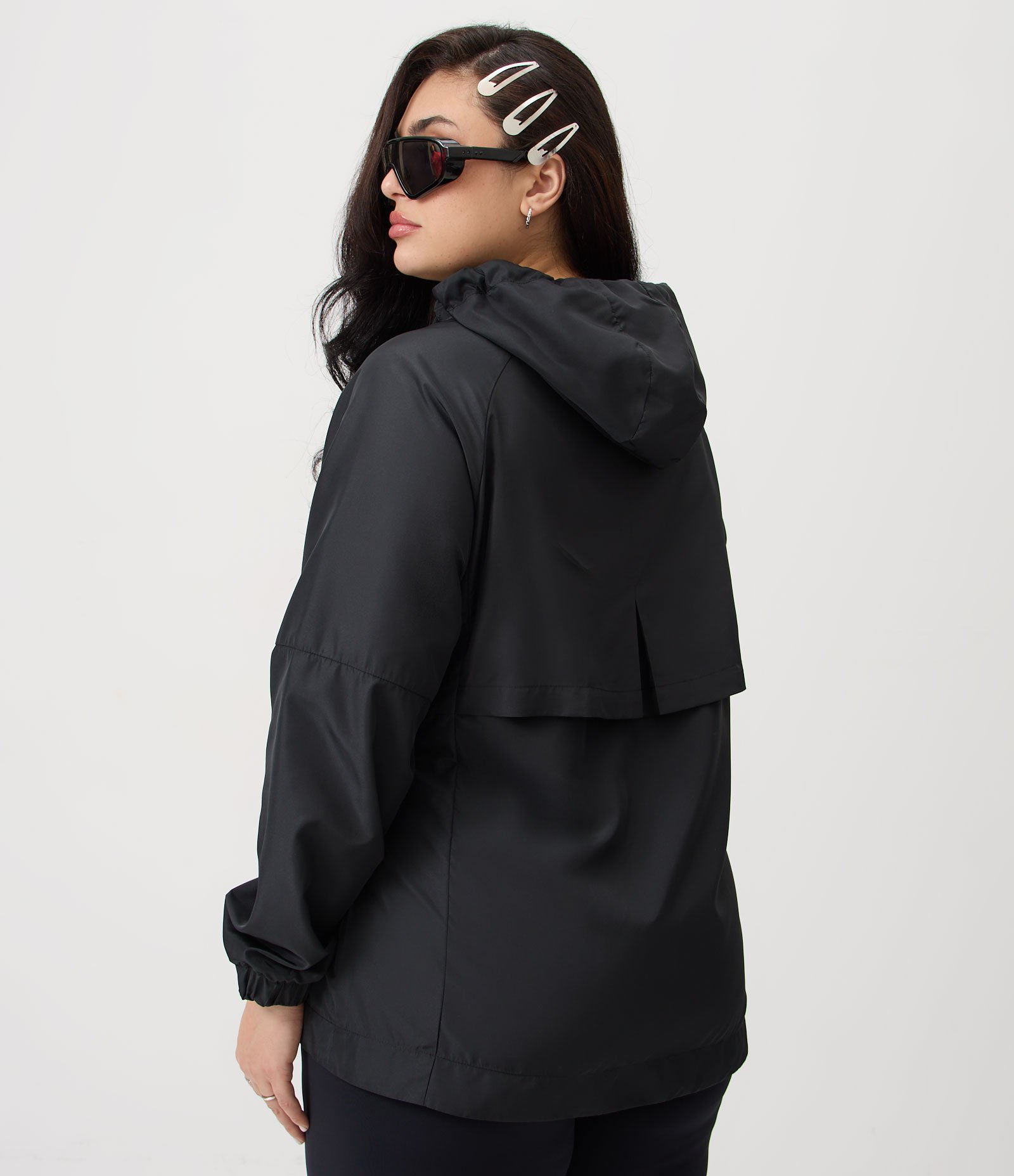 Jaqueta Quebra Vento com Capuz e Zíper Curve & Plus Size Preto 6