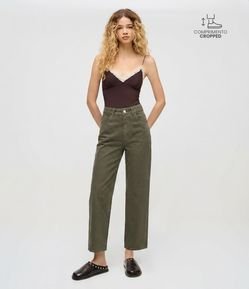 Calça Reta Cropped em Sarja com Cintura Alta