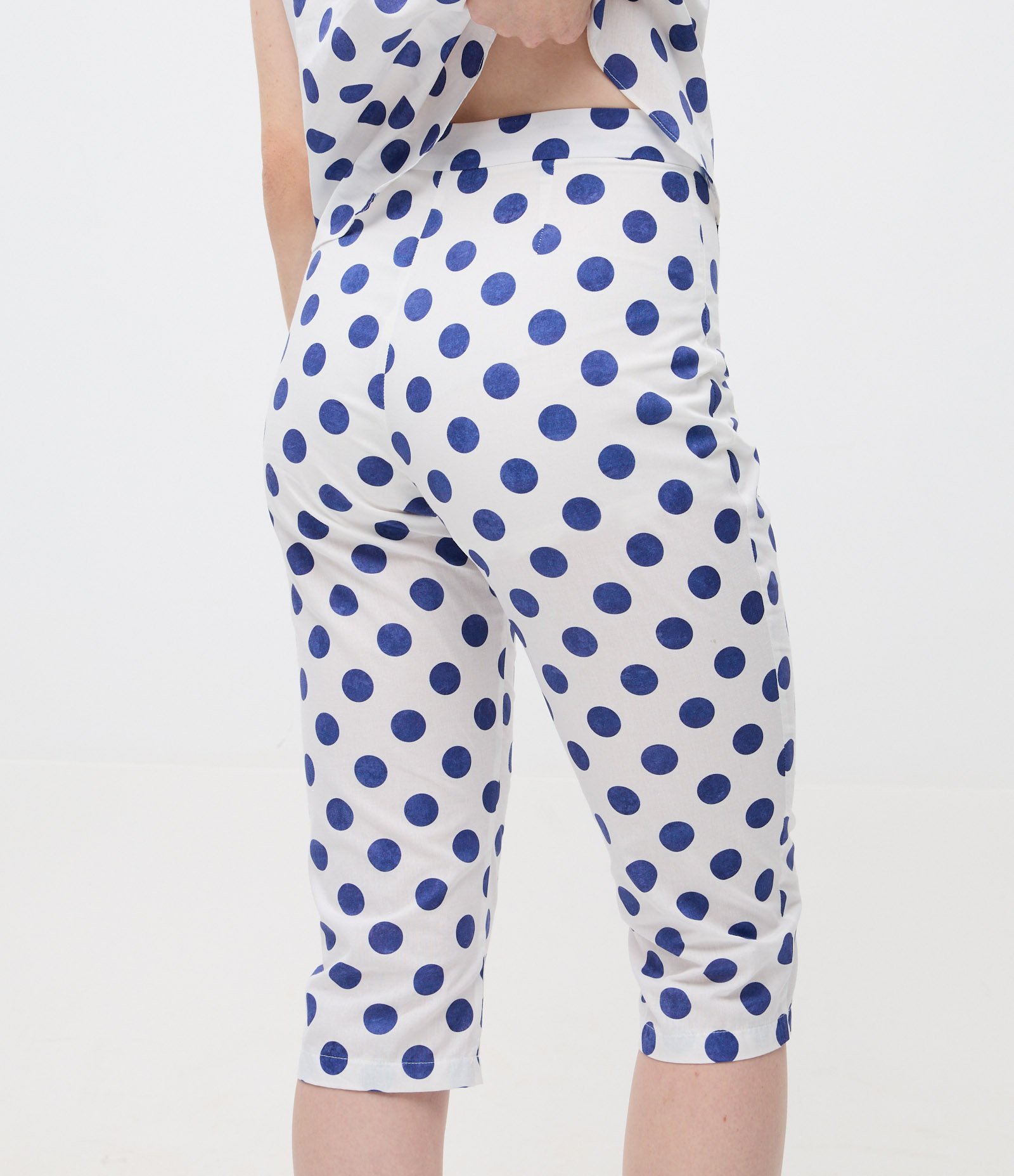 Calça Capri com Estampa de Poá Branco 4