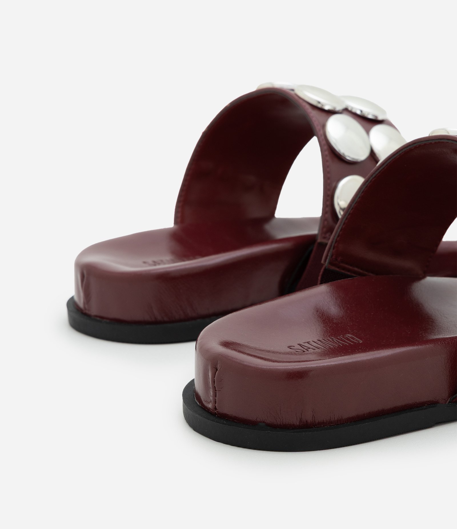 Rasteira Mule em PU com Tiras e Aplicação de Tachas Bordô 4