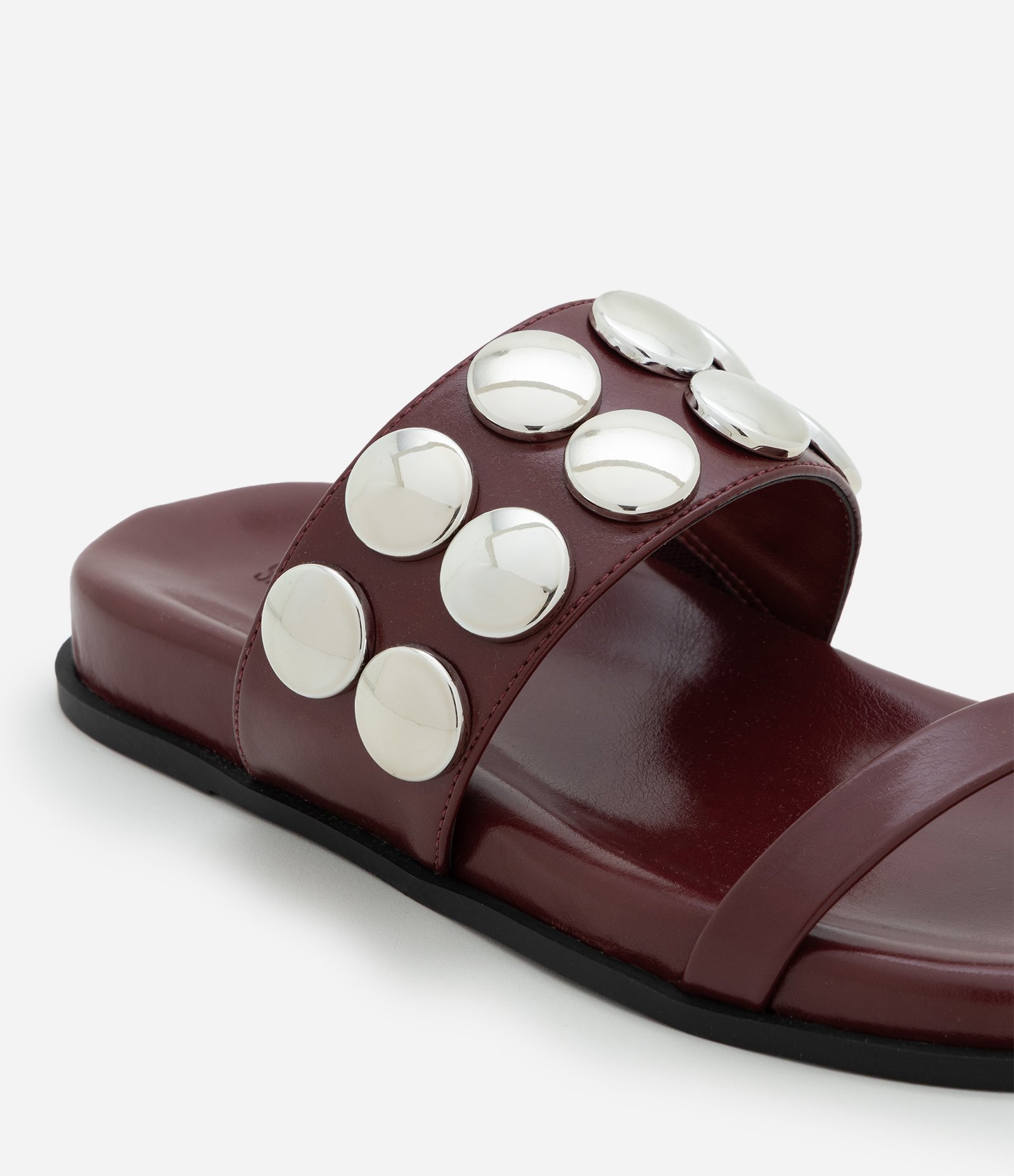 Rasteira Mule em PU com Tiras e Aplicação de Tachas Bordô 5