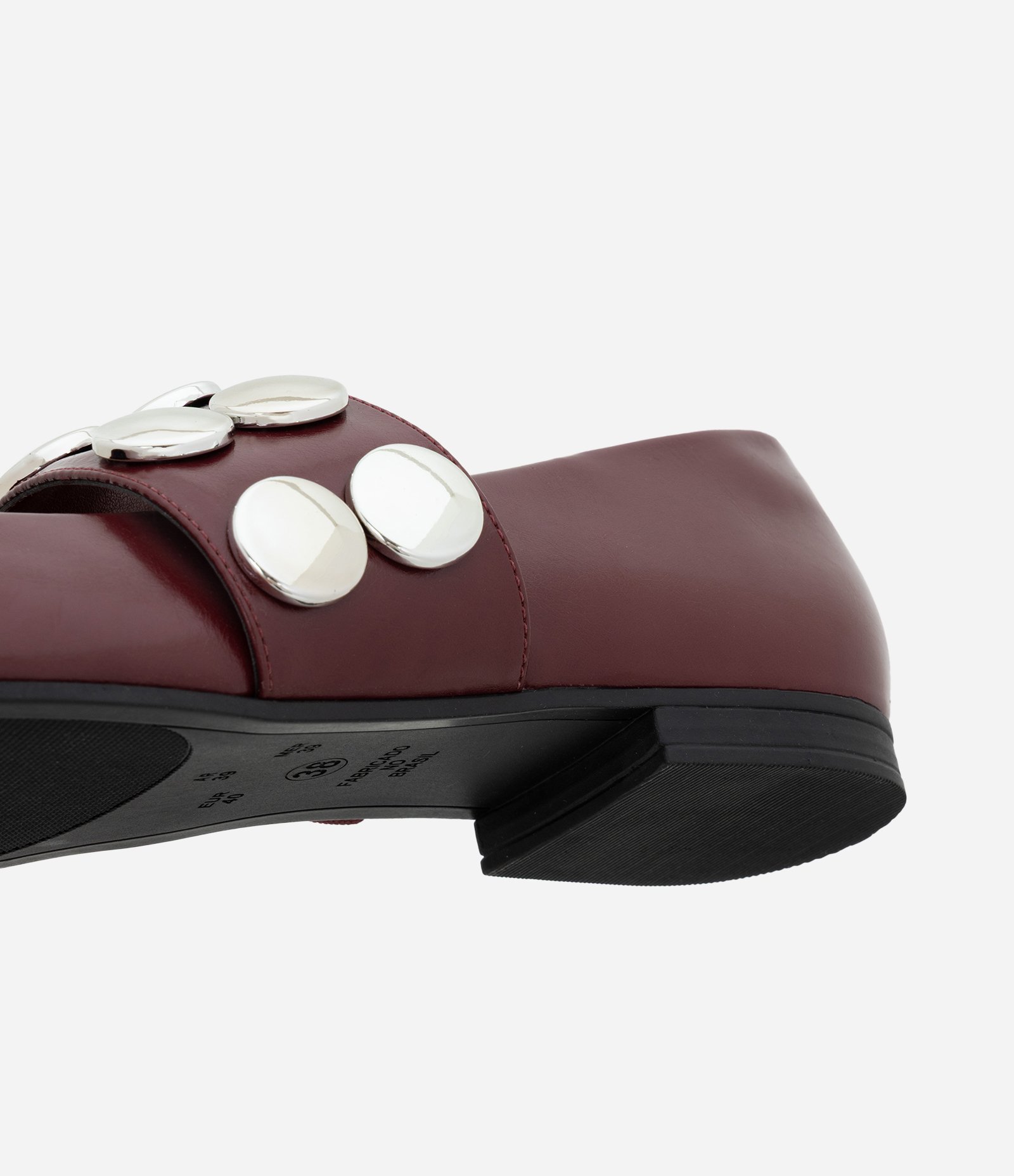 Sapatilha em PU com Faixa Larga e Studs Aplicados Bordô 3