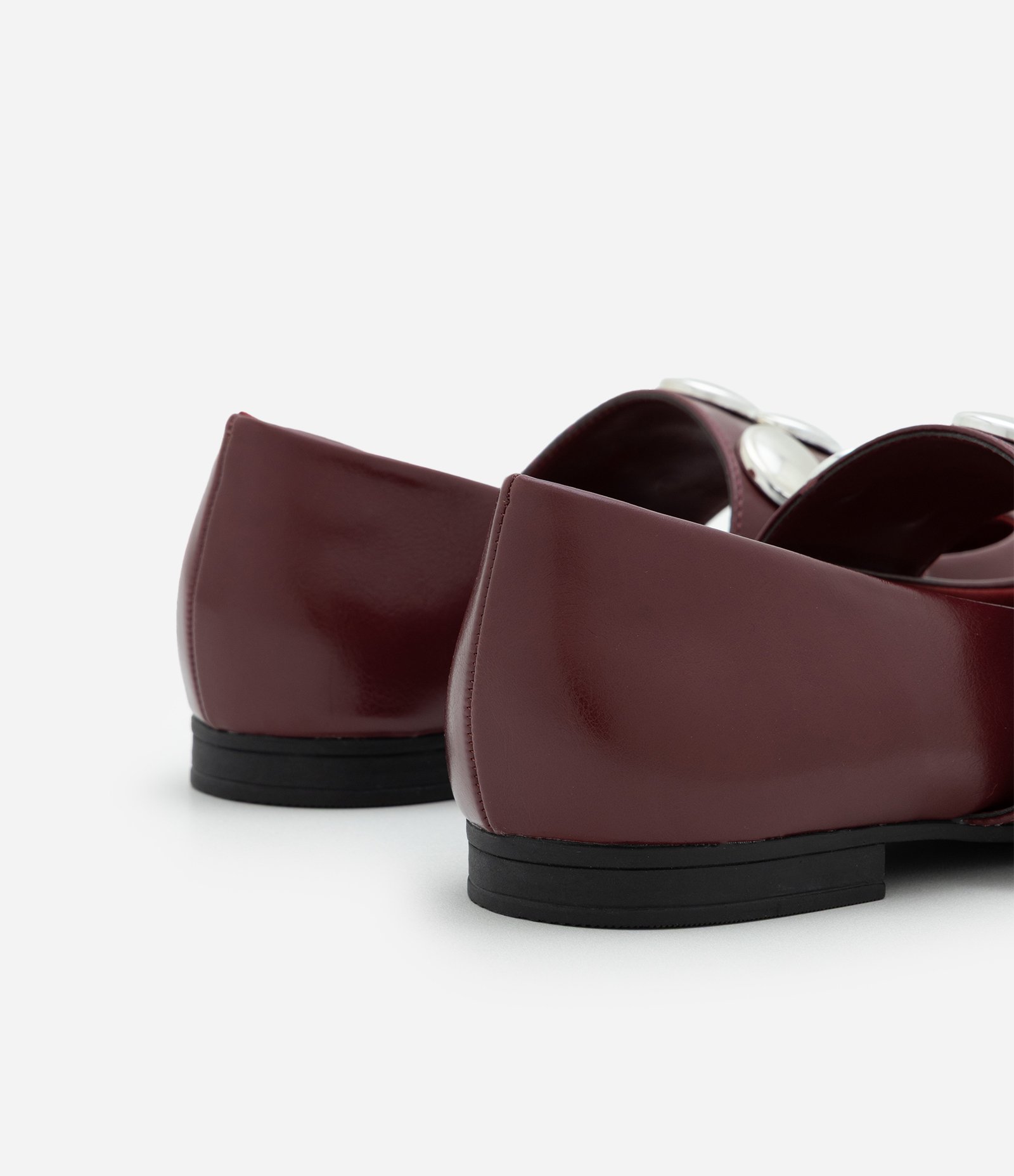 Sapatilha em PU com Faixa Larga e Studs Aplicados Bordô 4