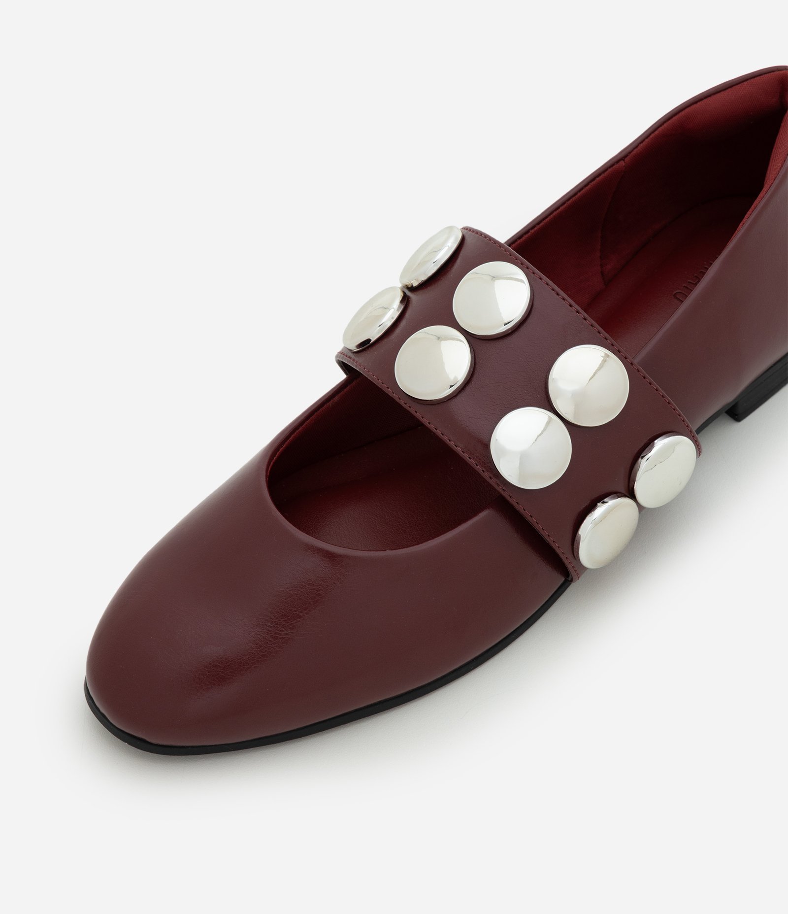 Sapatilha em PU com Faixa Larga e Studs Aplicados Bordô 5