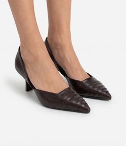 Sapato em PU com Recorte Lateral e Bico Fino