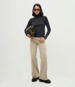 Blusa em Tricô com Manga Longa e Gola Alta