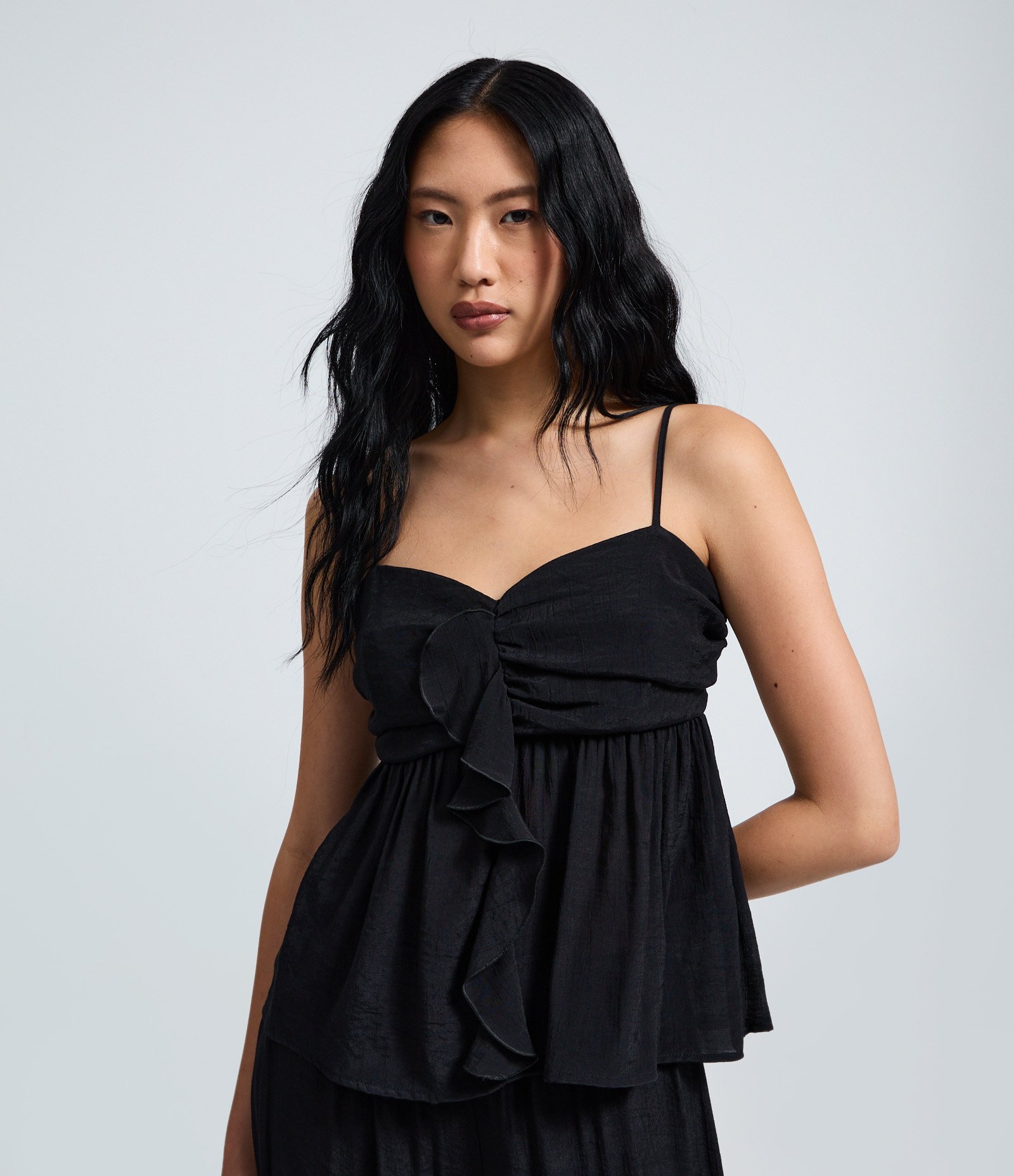 Blusa Bata em Crepe com Busto Franzido e Babado Frontal Preto 1