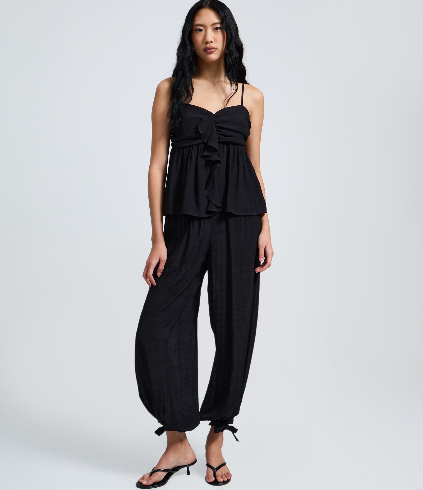 Blusa Bata em Crepe com Busto Franzido e Babado Frontal Preto 2