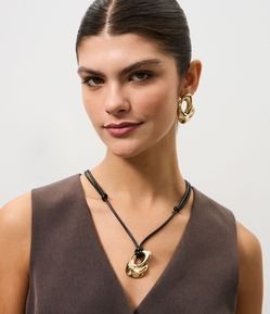 Conjunto de Colar com Corda Ajustável e Brincos com Pingente Orgânico