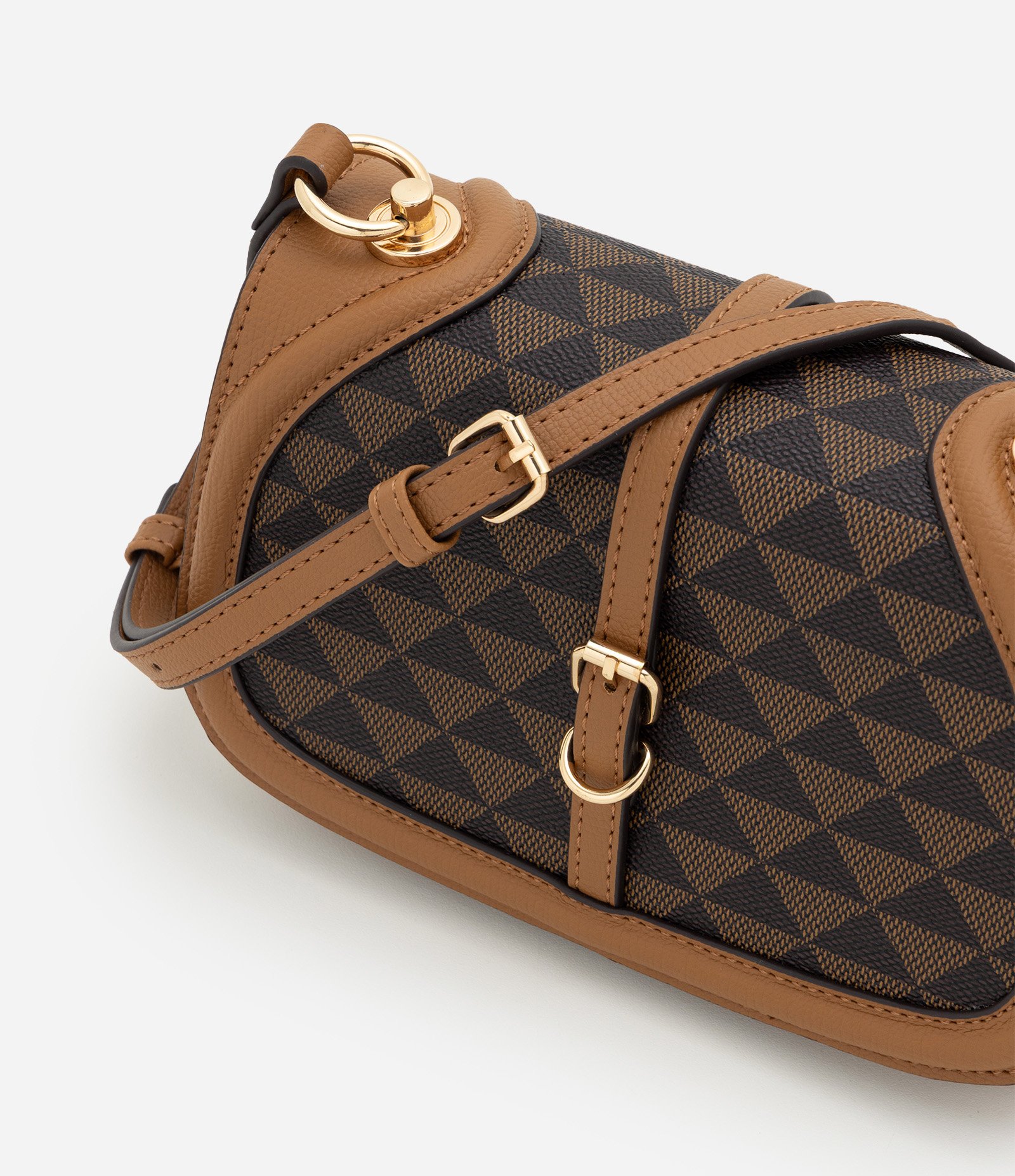 Bolsa Transversal Pequena em PU com Estampa Triângulos Marrom 7