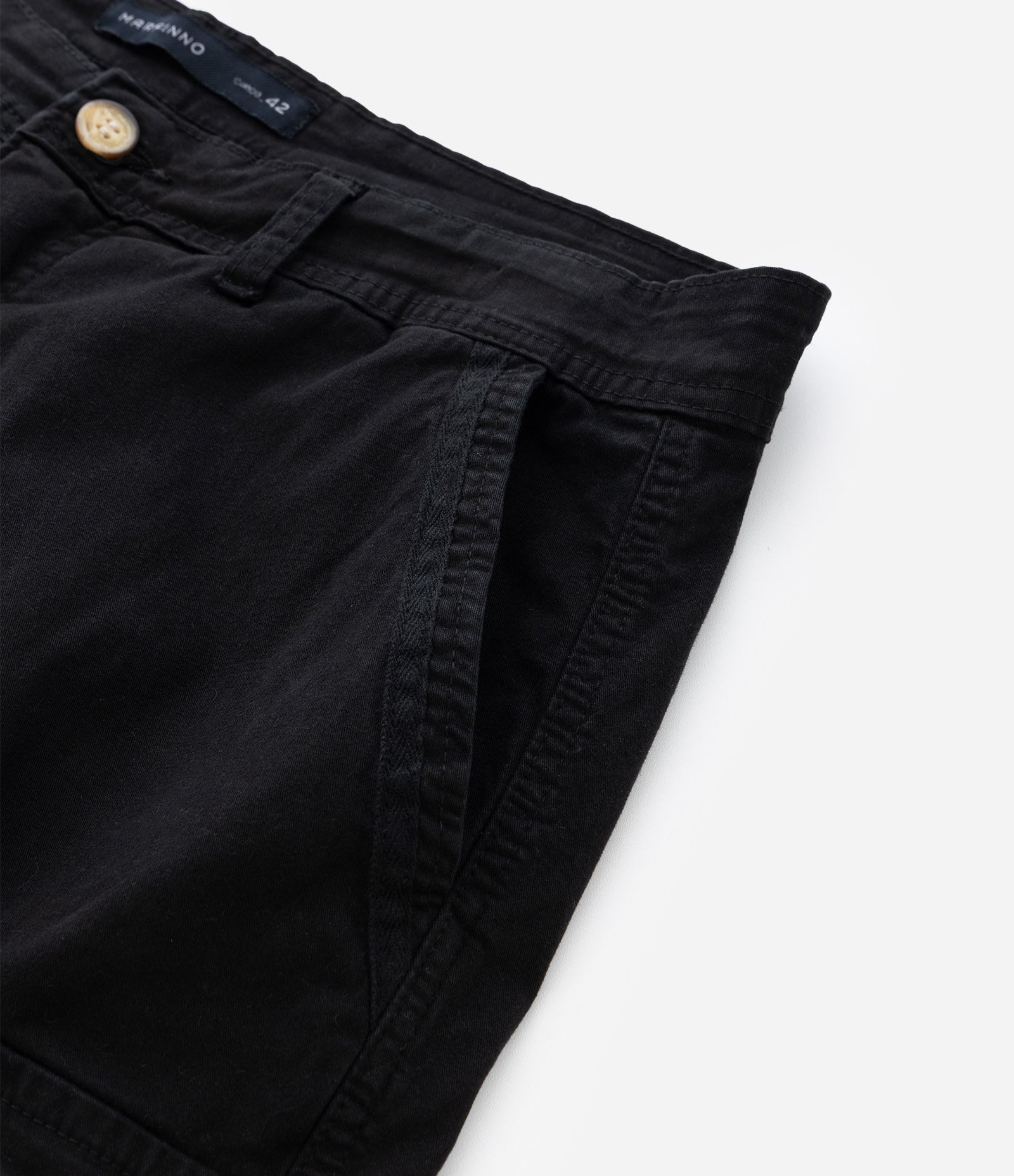 Bermuda Cargo em Sarja Lavada com Elastano e Detalhes de Cadarço Preto 4