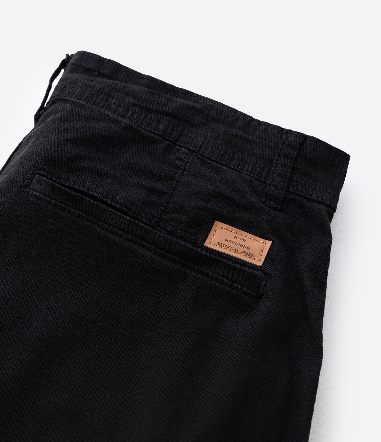 Bermuda Cargo em Sarja Lavada com Elastano e Detalhes de Cadarço Preto 7