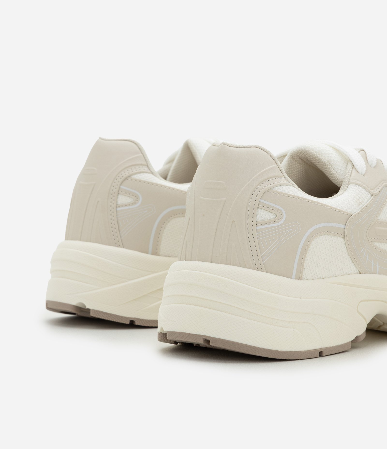 Tênis Esportivo Sintético com Recortes e Apliques Off White 4