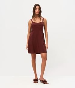 Vestido Curto em Sarja com Recortes no Busto e Alças Reguláveis
