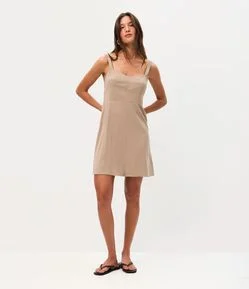 Vestido Curto em Sarja com Recortes no Busto e Alças Reguláveis