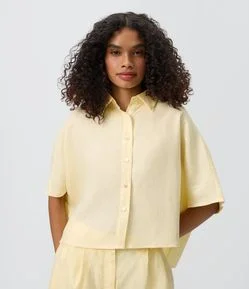 Camisa Manga Curta em Linho com Botões Contrastantes