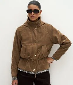 Jaqueta em Suede com Capuz e Ajuste na Cintura