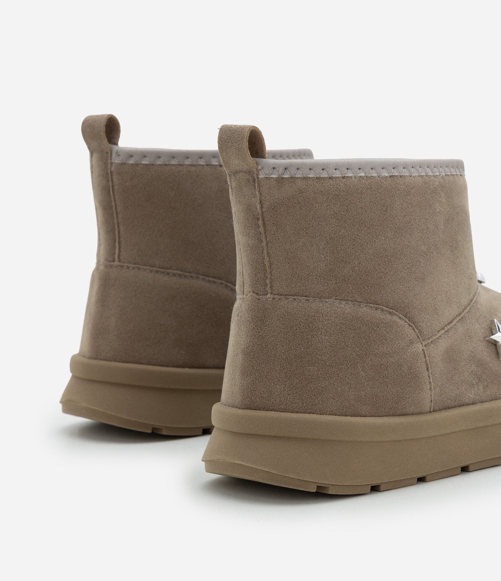 Bota Infantil Comfy com Pins Decorativos e Pelinhos – Tam 28 a 34 Marrom Taupe 2