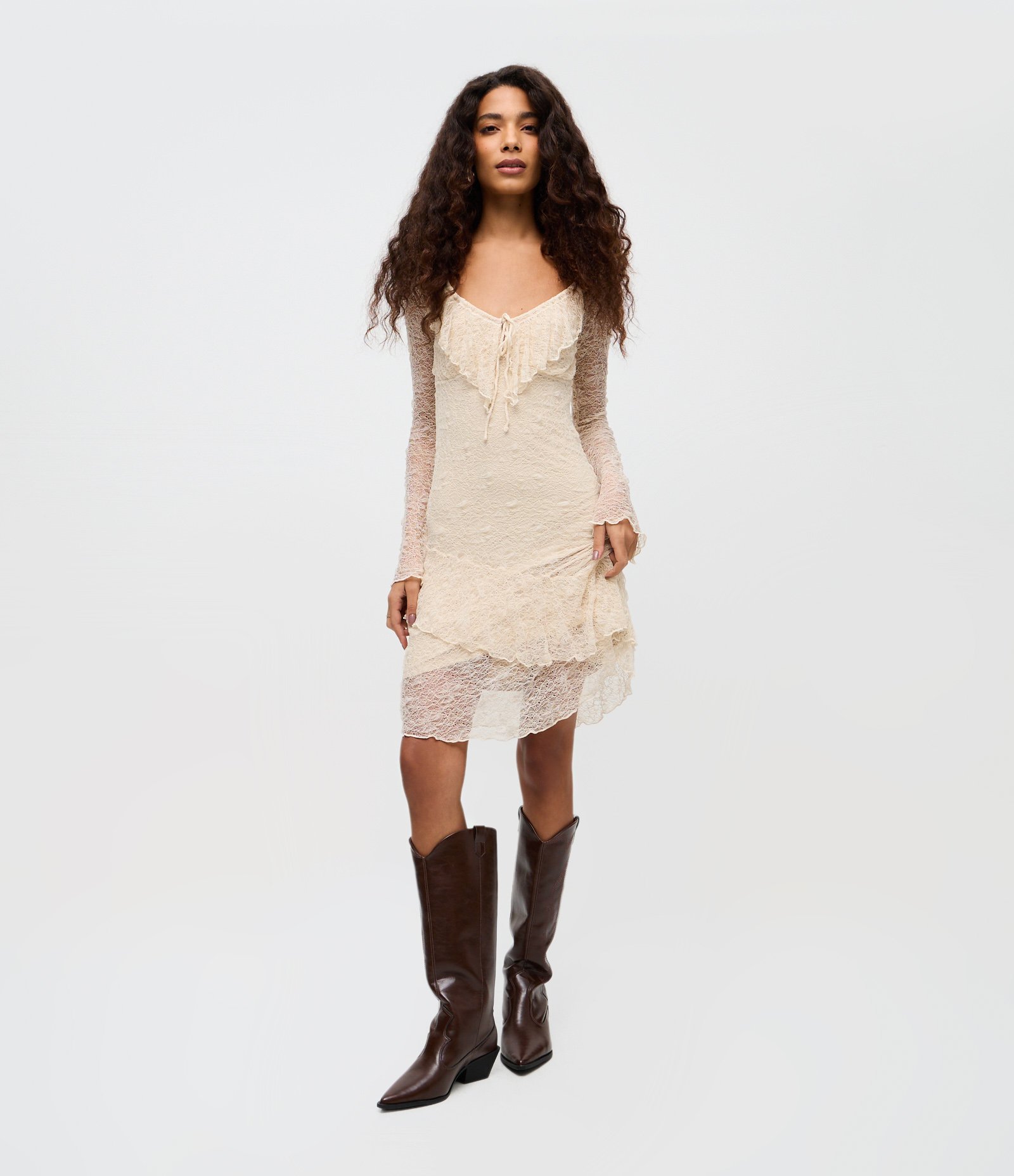 Vestido Curto em Renda com Manga Longa e Babados Off White 1