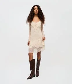 Vestido Curto em Renda com Manga Longa e Babados