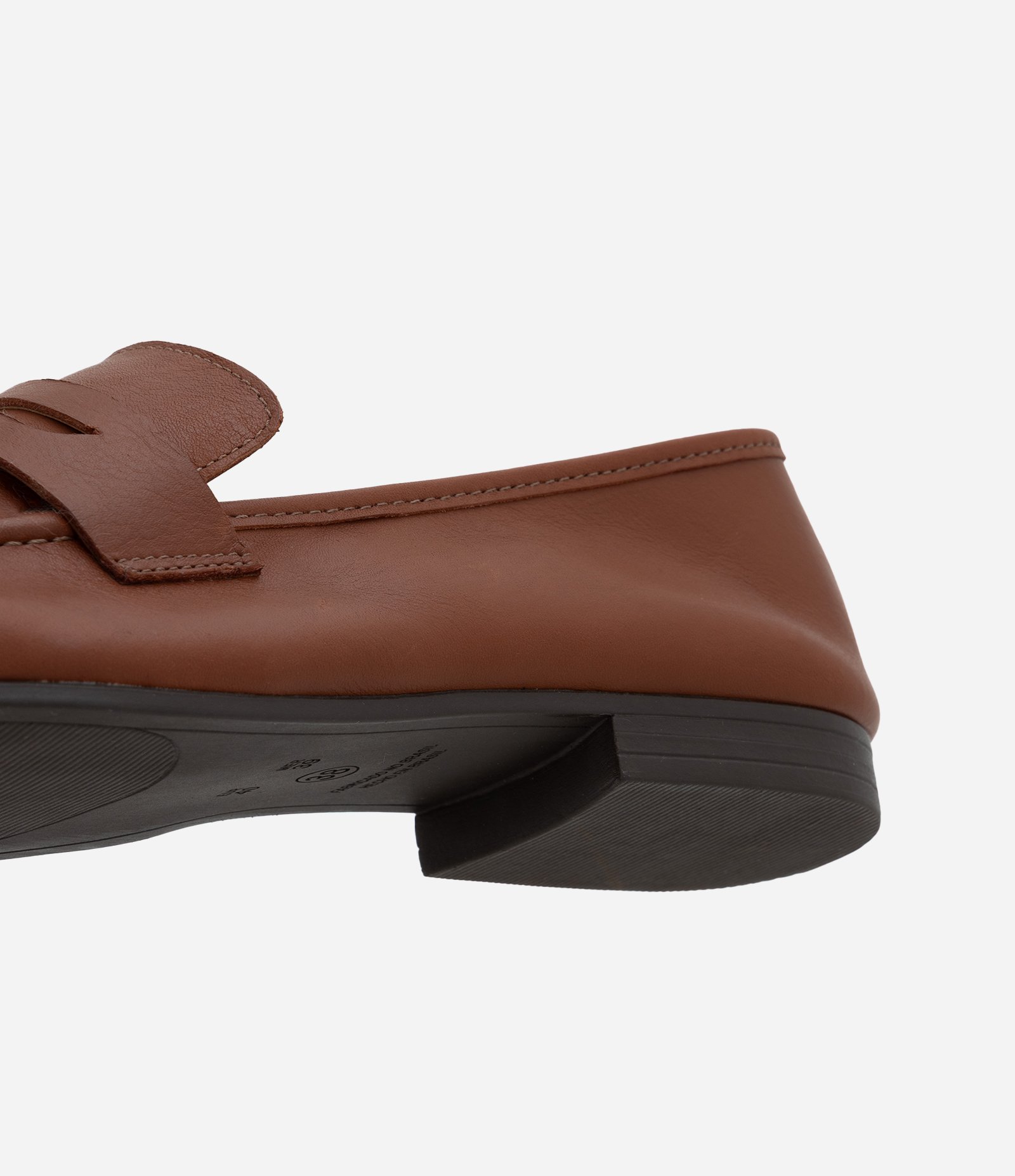 Mocassim Estruturado em Couro com Recorte Frontal Marrom 3