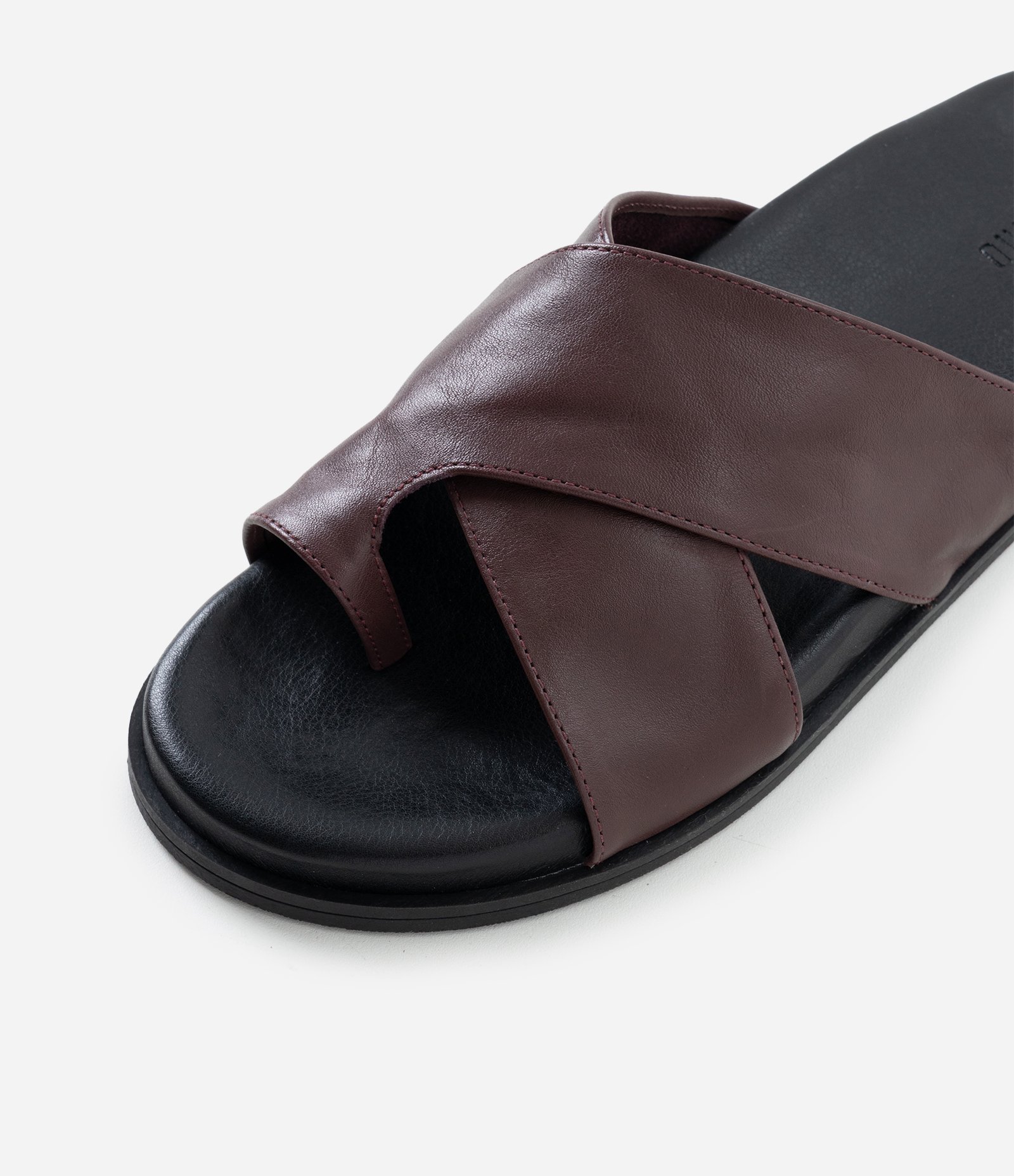 Sandália Rasteira em Couro com Tiras Cruzadas e Dedeira Vinho 4
