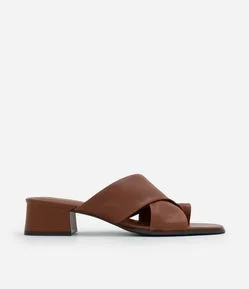 Sandália Mule em Couro com Tiras Cruzadas e Dedeira