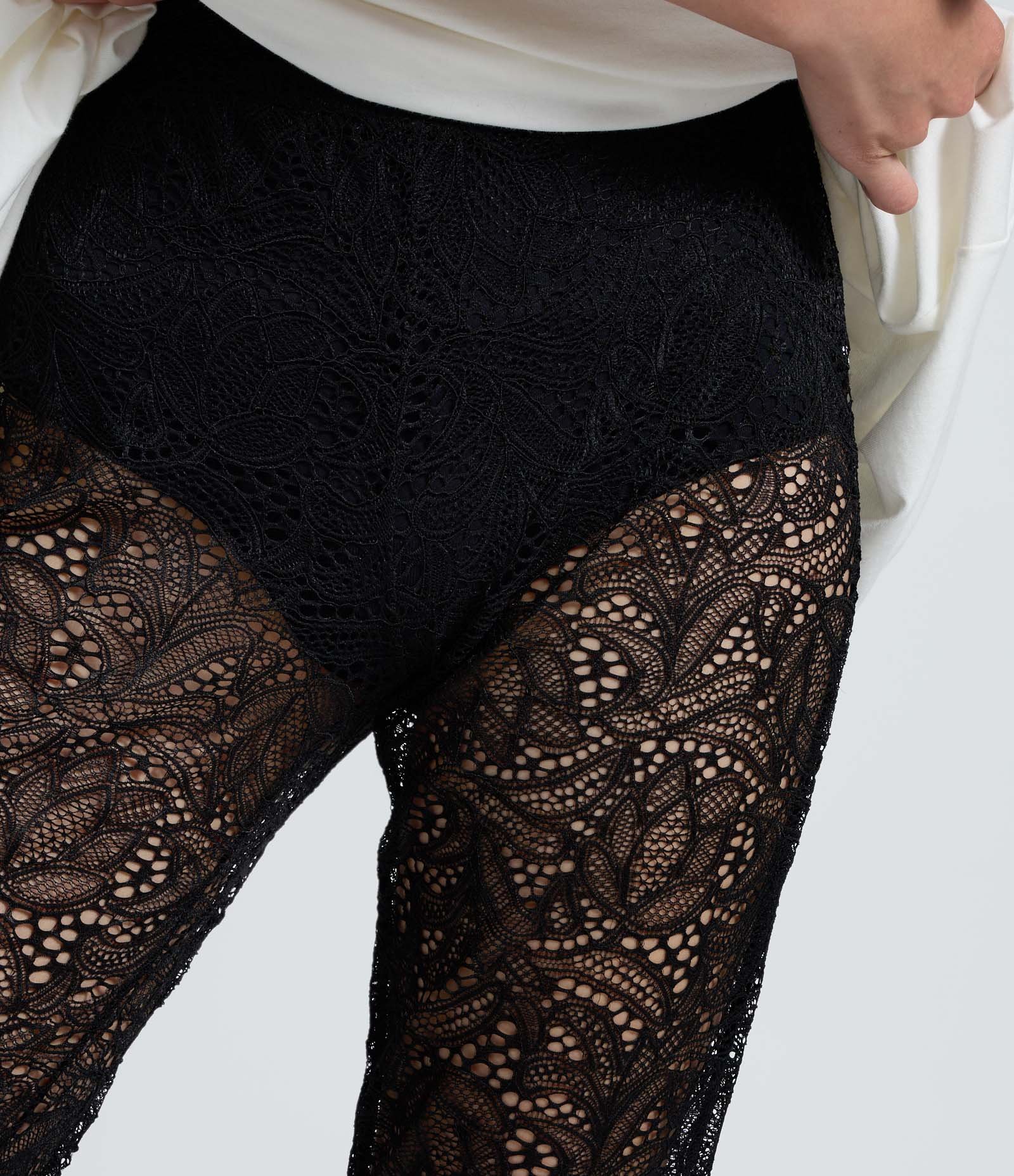 Calça Capri em Renda sem Forro Preto 6