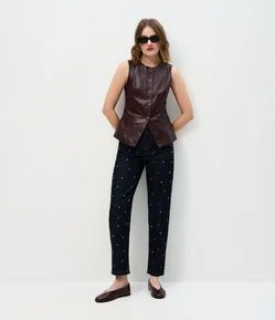 Calça Jeans Mom com Rebites e Cintura Alta