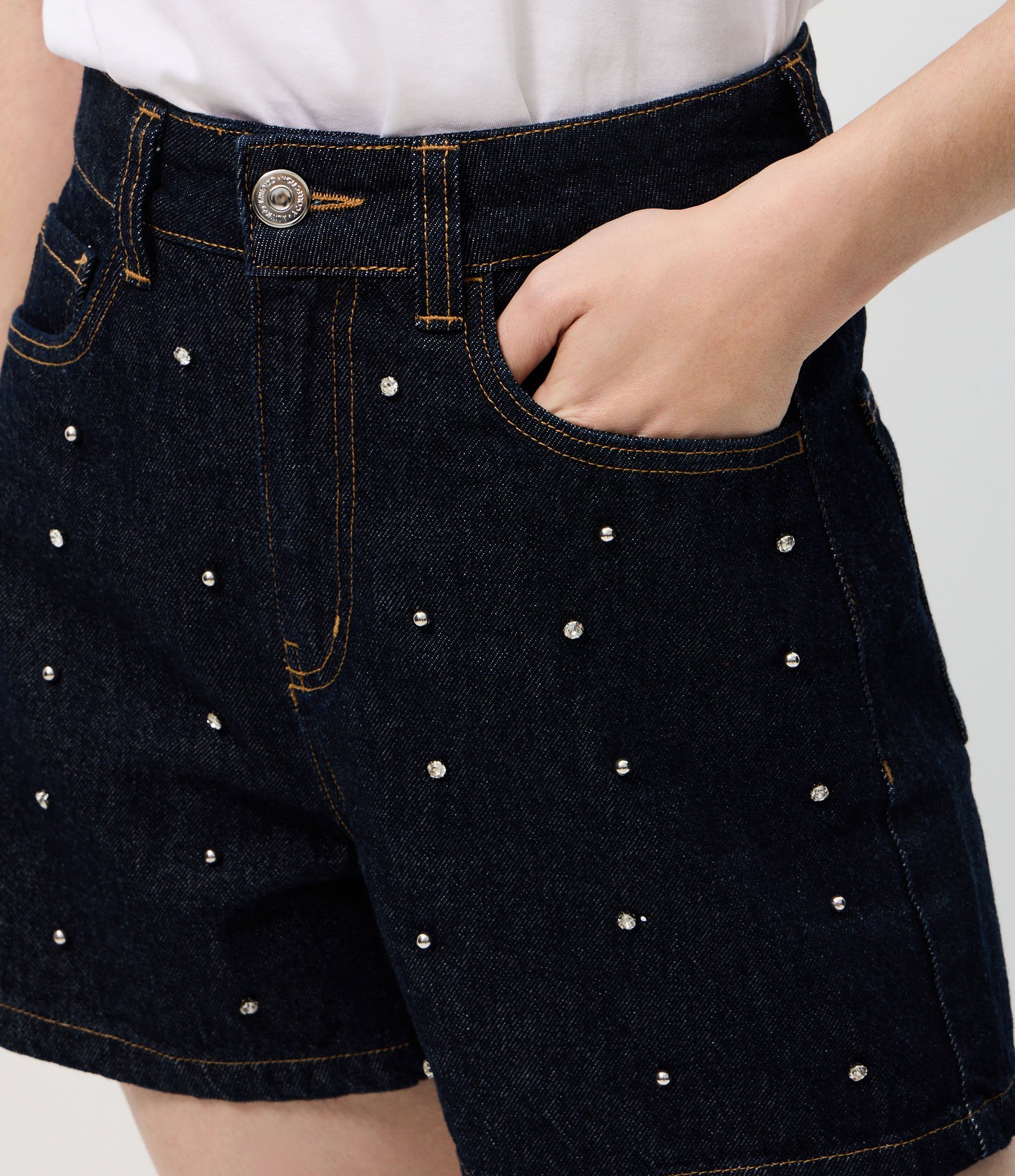 Short Evasê em Jeans com Cintura Alta e Brilhos Aplicados Azul Escuro 4