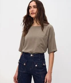 Blusa Ampla em Viscose com Aplicação de Bolso Frontal