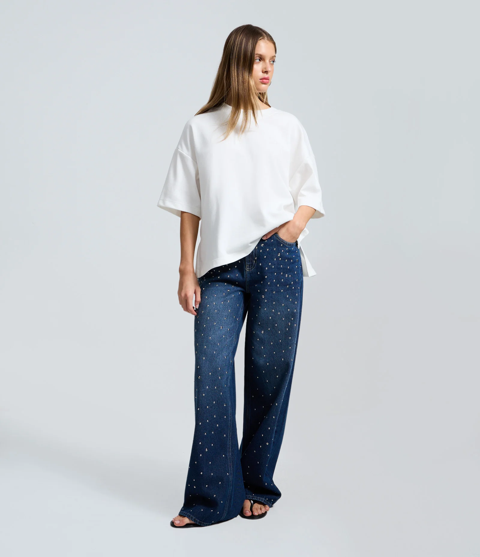 Calça Wide em Jeans com Tachas Aplicadas e Cintura Média Azul 1