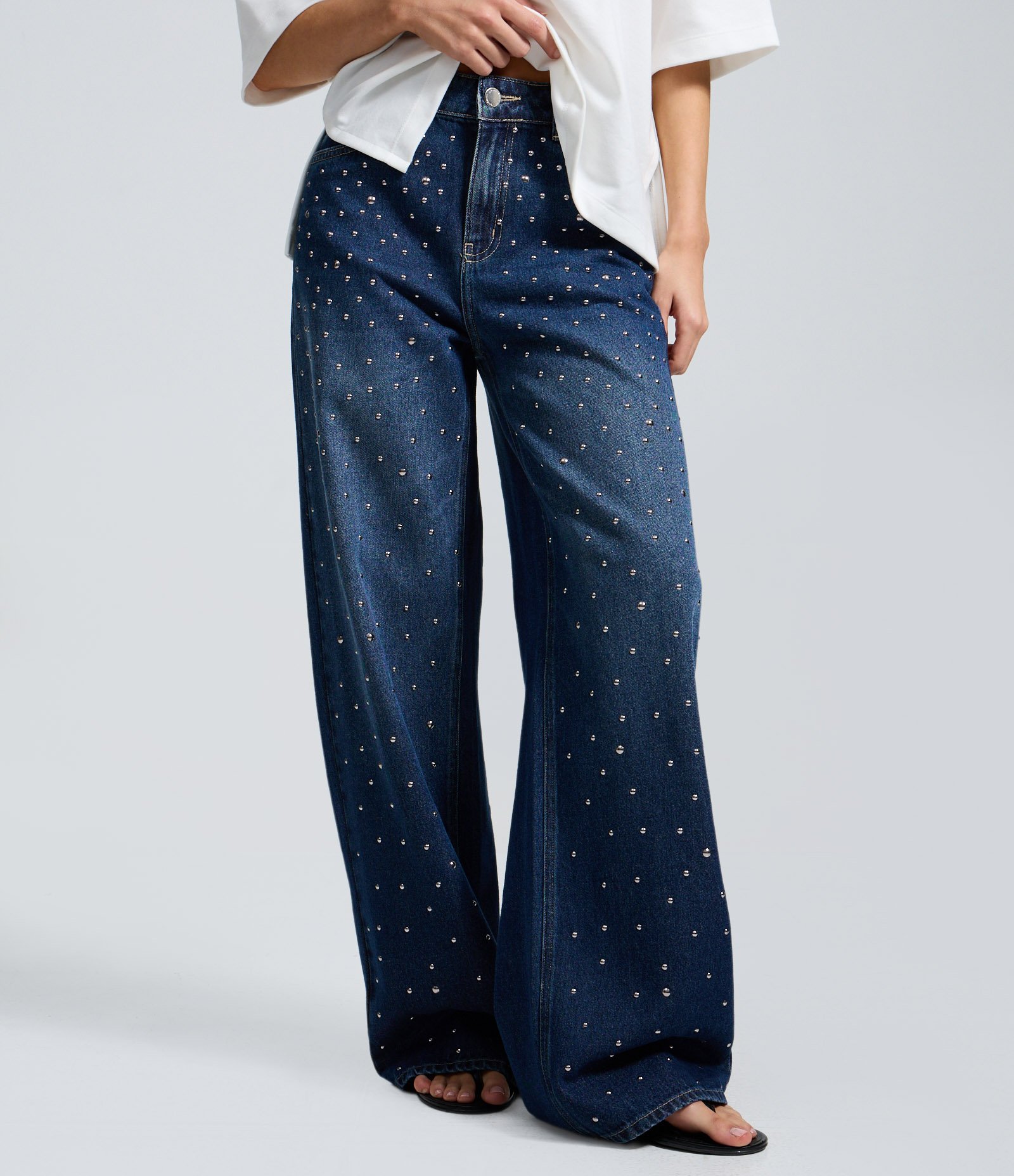 Calça Wide em Jeans com Tachas Aplicadas e Cintura Média Azul 2