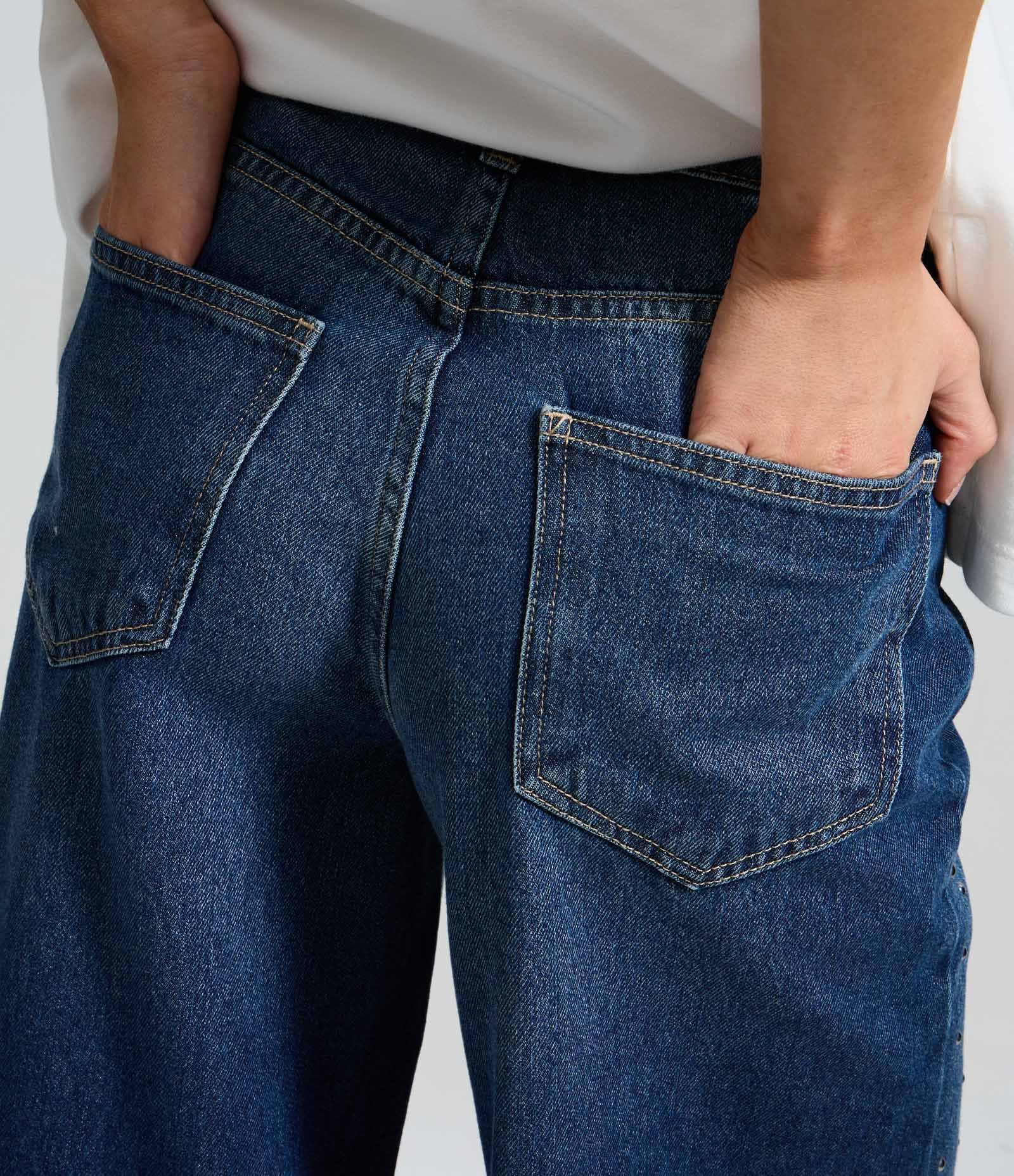 Calça Wide em Jeans com Tachas Aplicadas e Cintura Média Azul 4