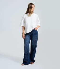 Calça Wide em Jeans com Tachas Aplicadas e Cintura Média
