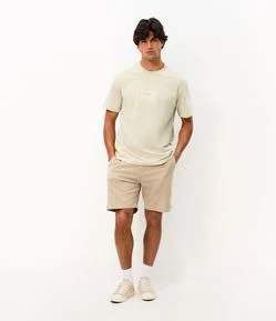 Bermuda Regular Slim em Sarja com Cós Elástico e Bolsos