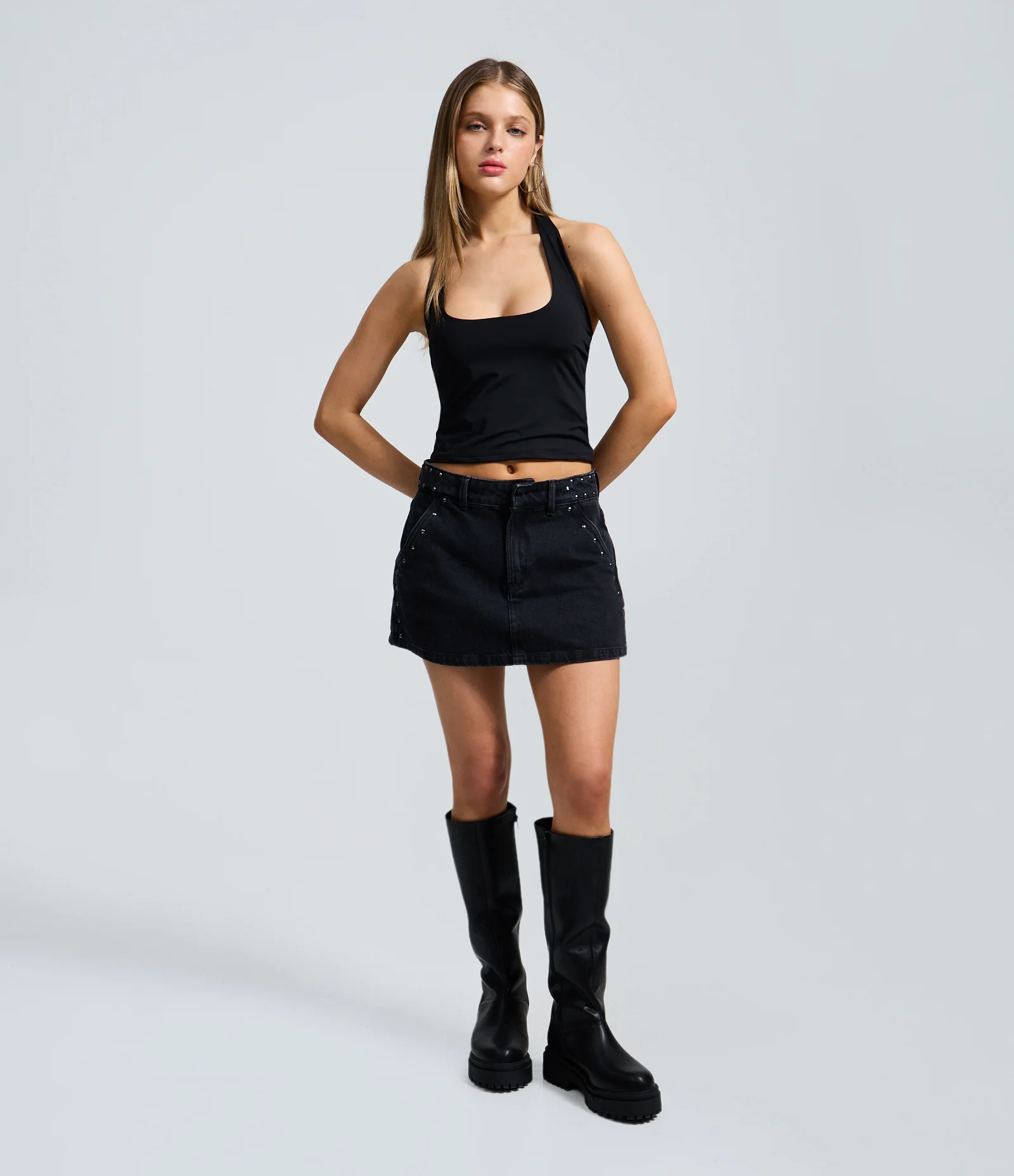 Short Saia em Jeans com Cintura Alta Tachas e Recorte Preto 1