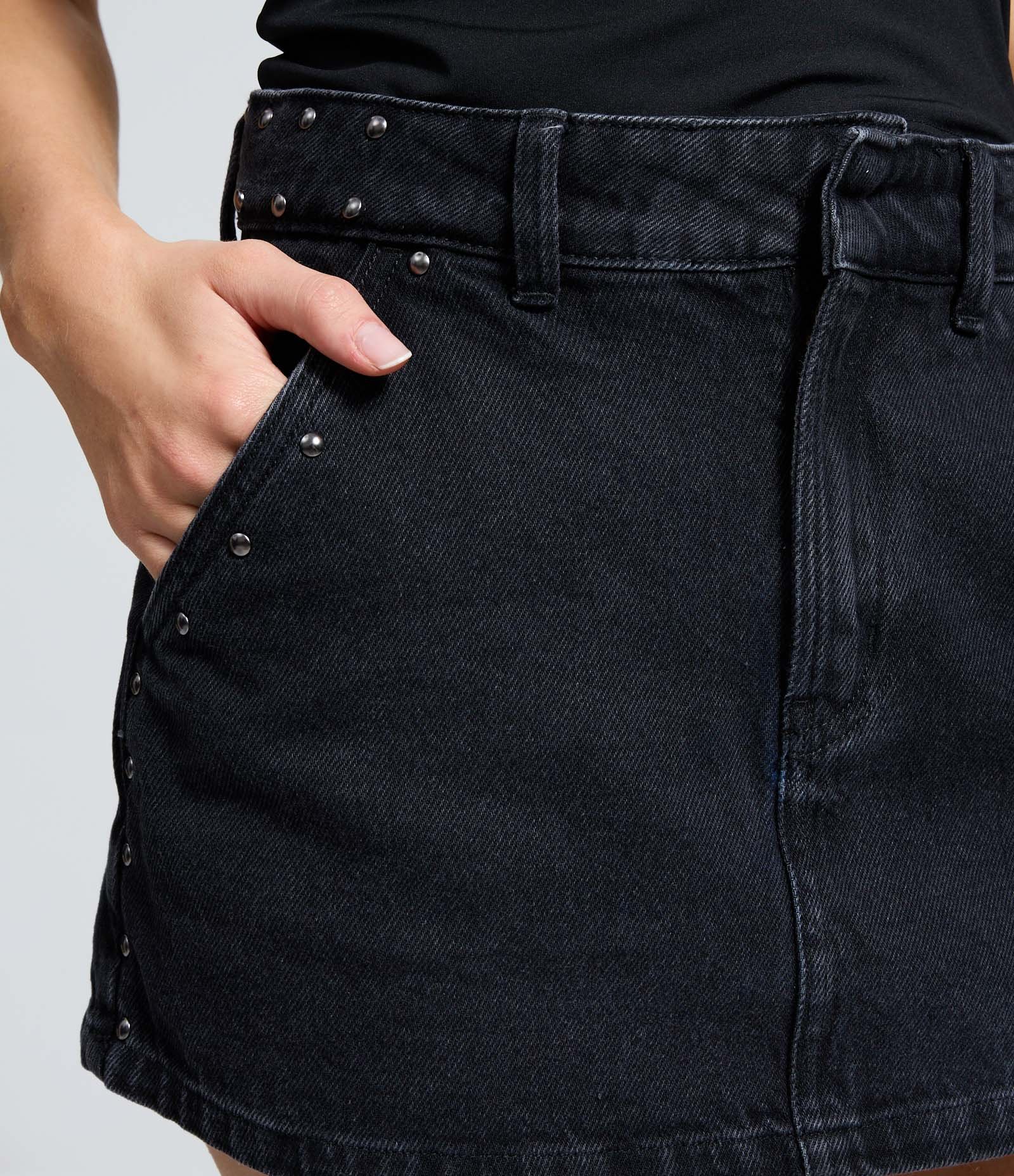 Short Saia em Jeans com Cintura Alta Tachas e Recorte Preto 4