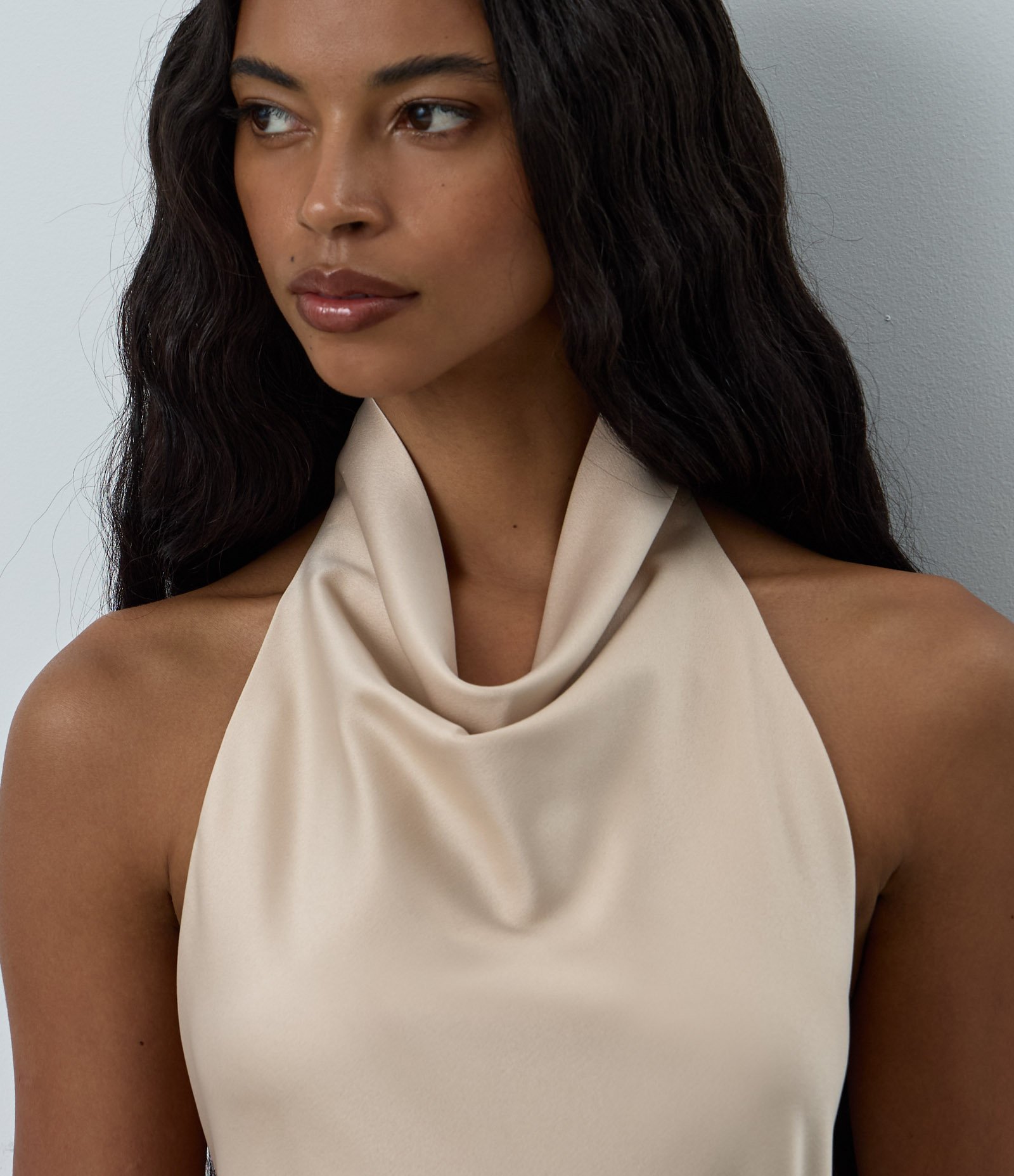 Blusa Frente Única em Cetim com Gola Solta Bege 3